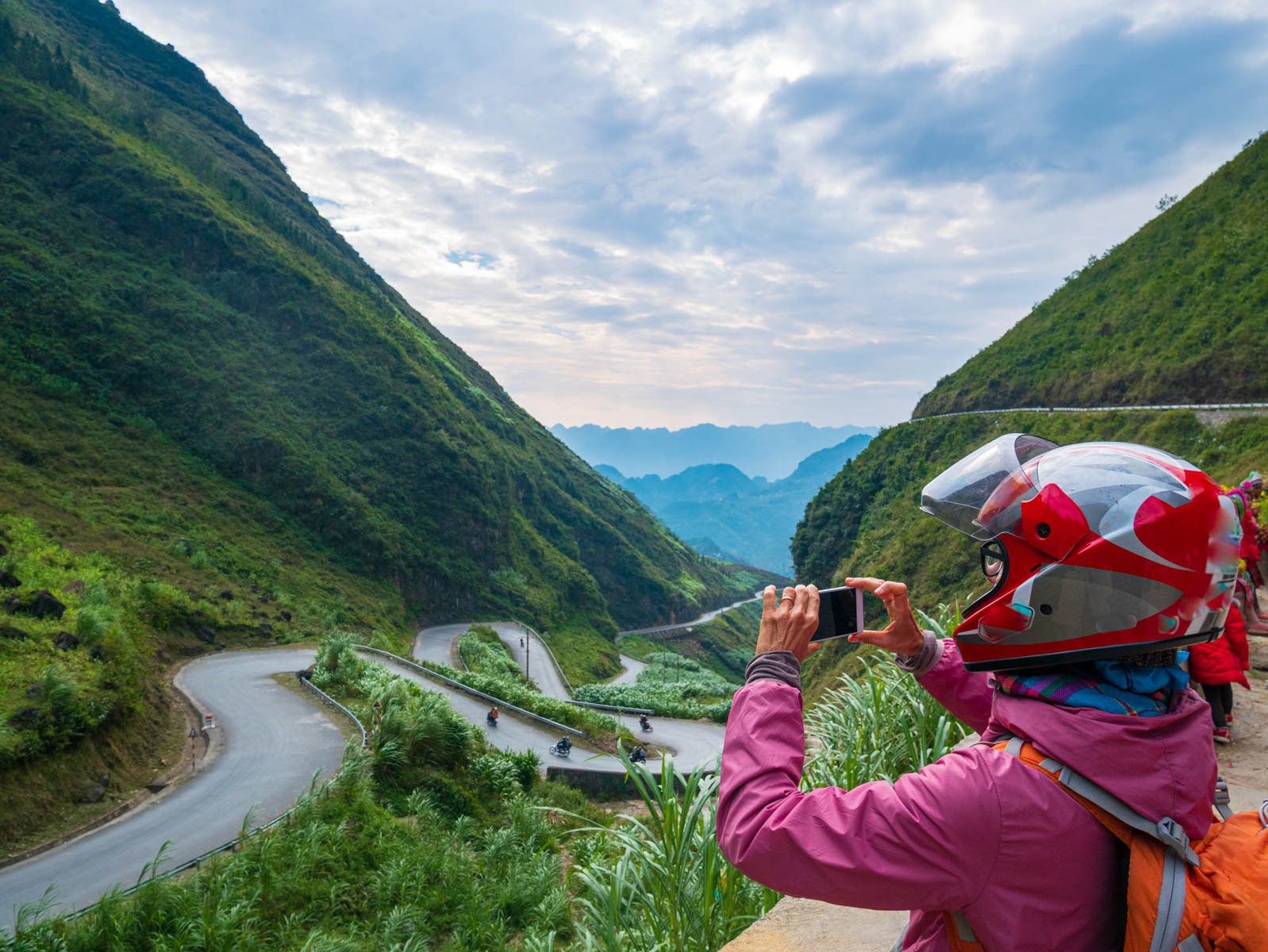 /fm/Files//Pictures/Ido Uploads(1)/Asia/Vietnam/Ha Giang/Ha Giang - Women Picturing Horse Pass - NS - SS.jpg